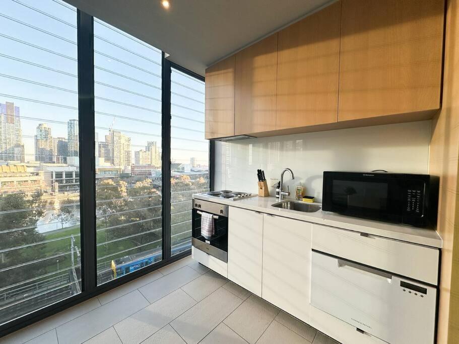 Charming Riverside Apartment near Crown Casino & MCEC