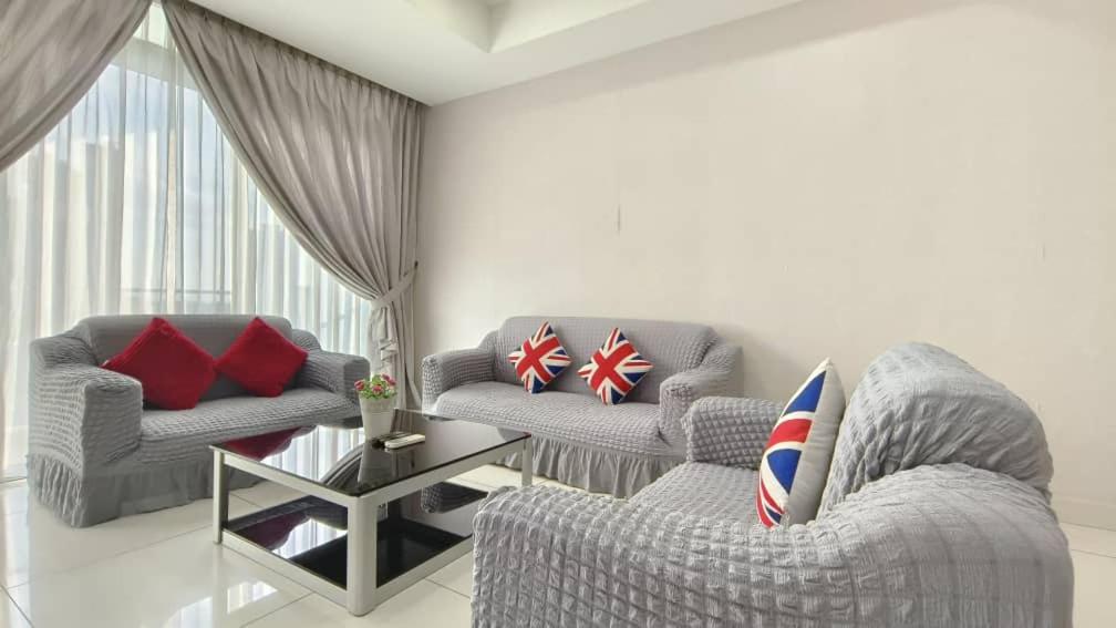 JB City Shopping Mall Apartment