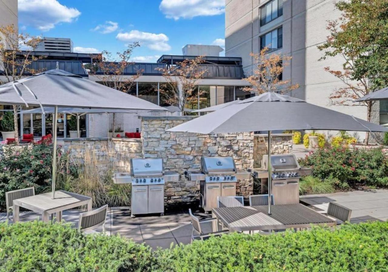 Amazing Apartment 1BR at Crystal CIty With Gym view 3