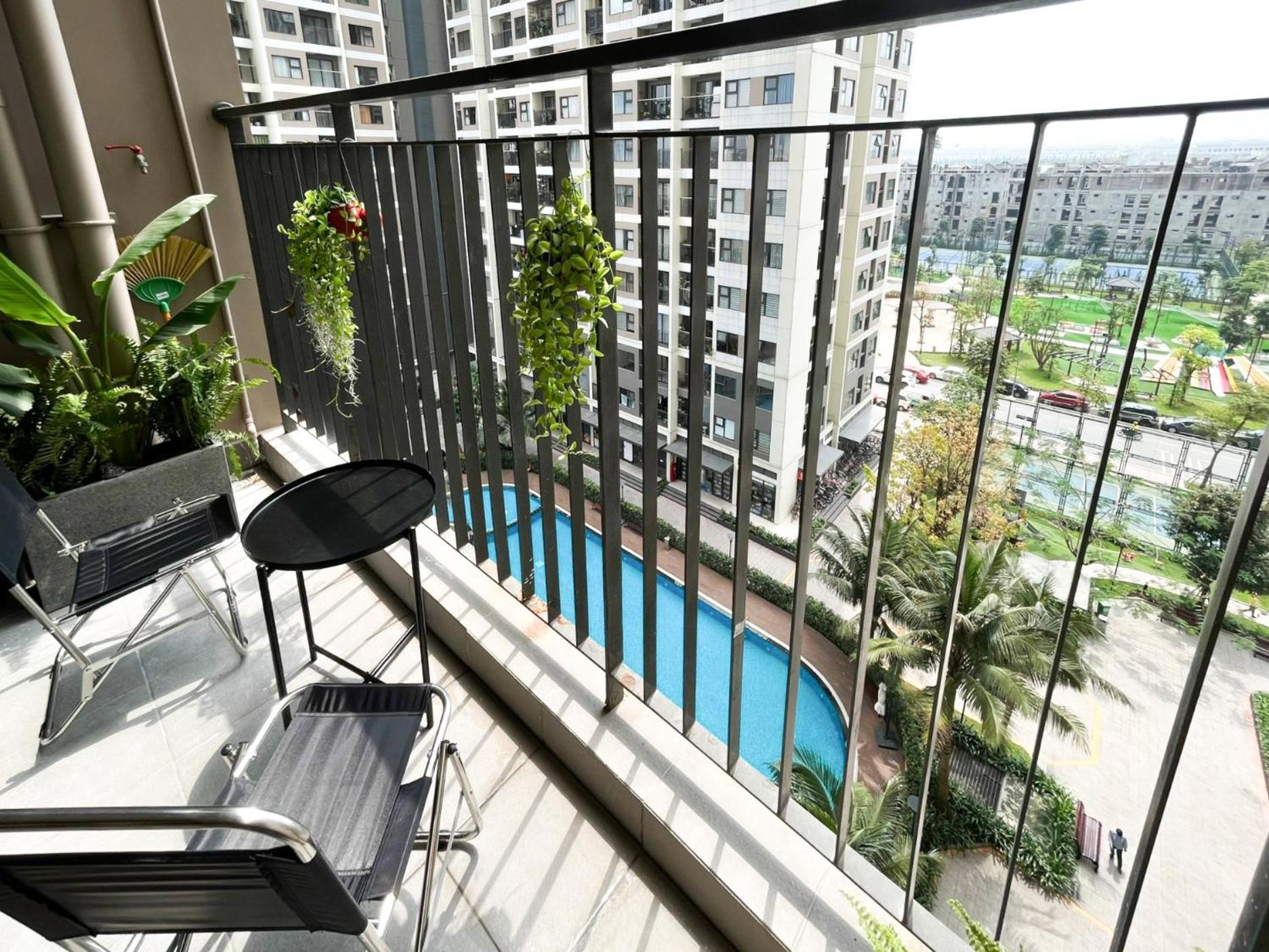 2BR Vinhomes Apartment Swimming pool & villa view view 5