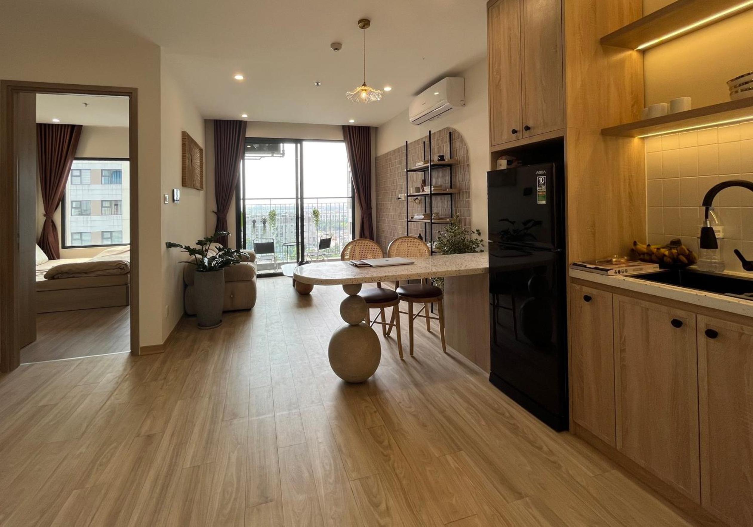 2BR Vinhomes Apartment Swimming pool & villa view view 4