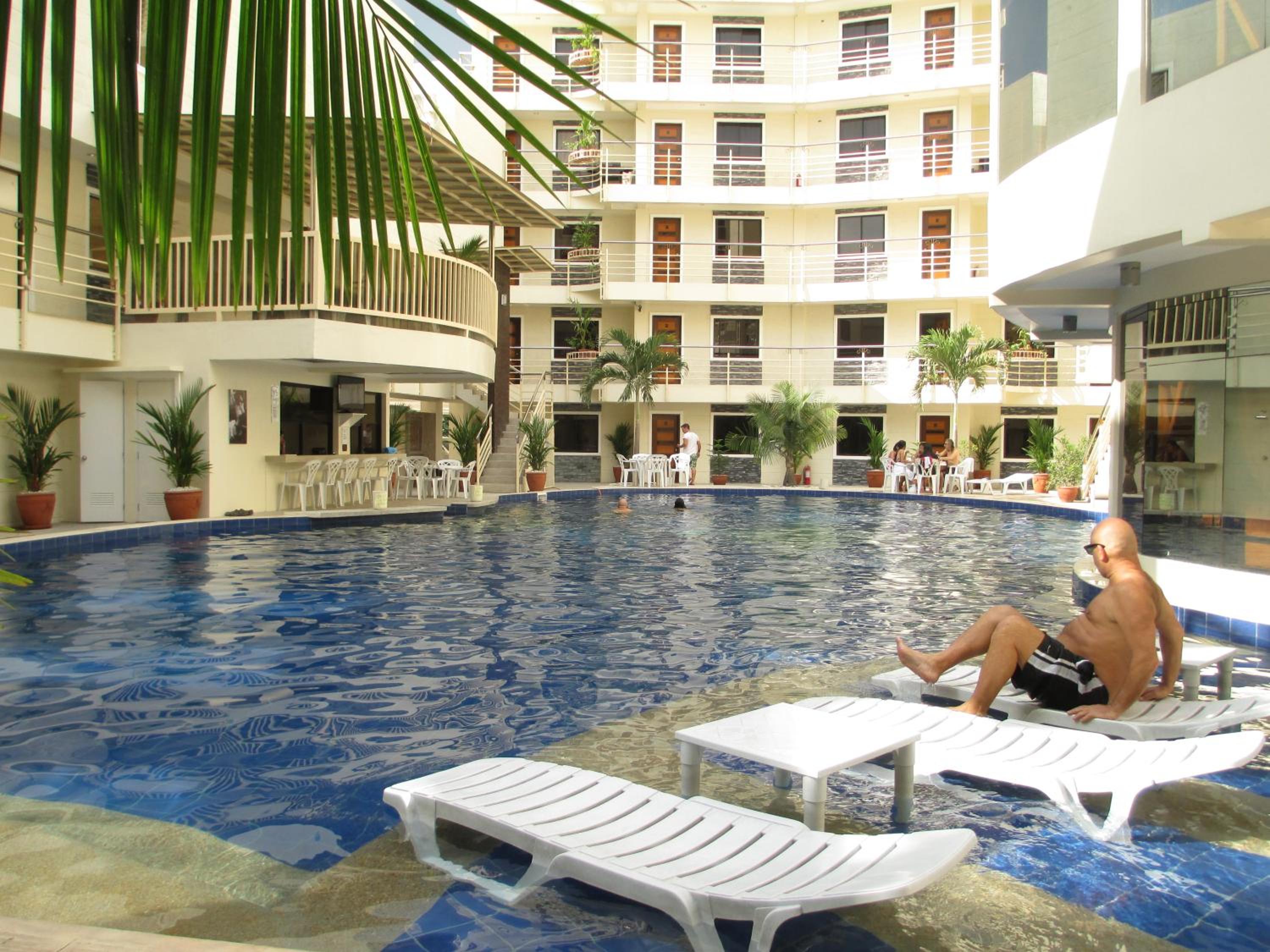 KANDI B11, Poolside, Free Netflix, 250 MBPS, 55" Smart TV, Deluxe King Bed, Fully Equipped Kitchen, Electric is Xtra view 2