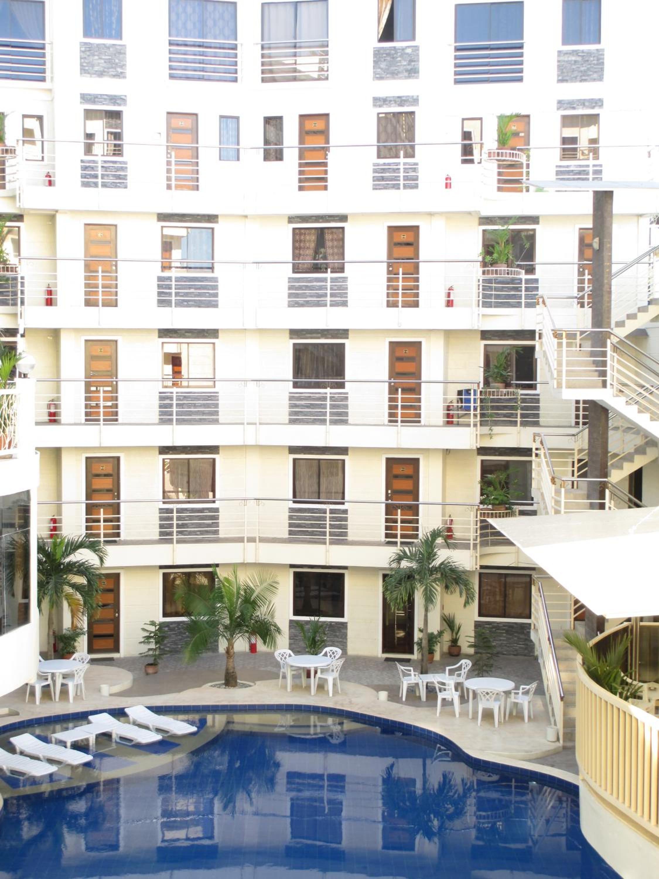KANDI B11, Poolside, Free Netflix, 250 MBPS, 55" Smart TV, Deluxe King Bed, Fully Equipped Kitchen, Electric is Xtra view 4