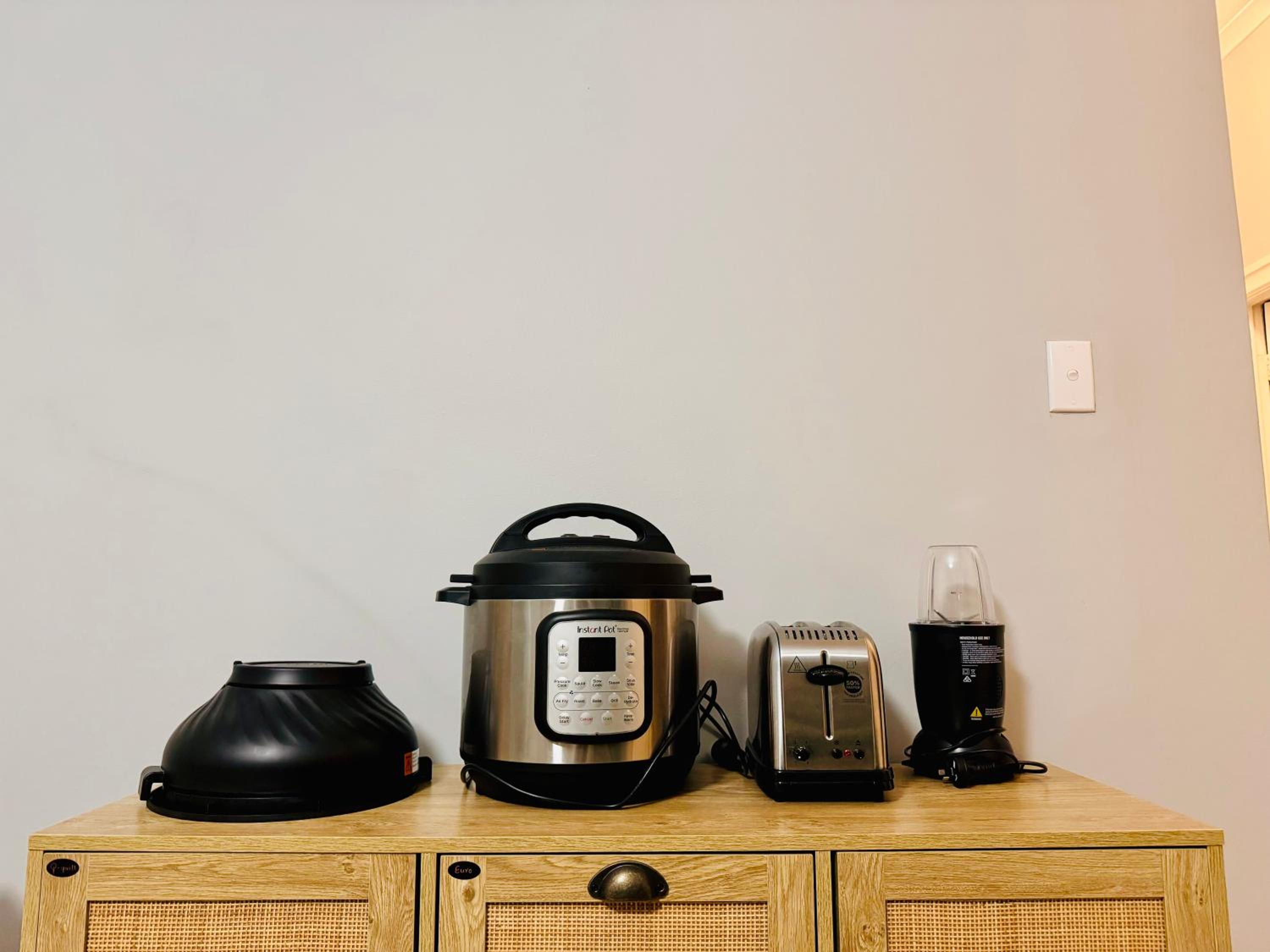 Sunny, Cozy, Central City 2BR Apartment - Free Parking 