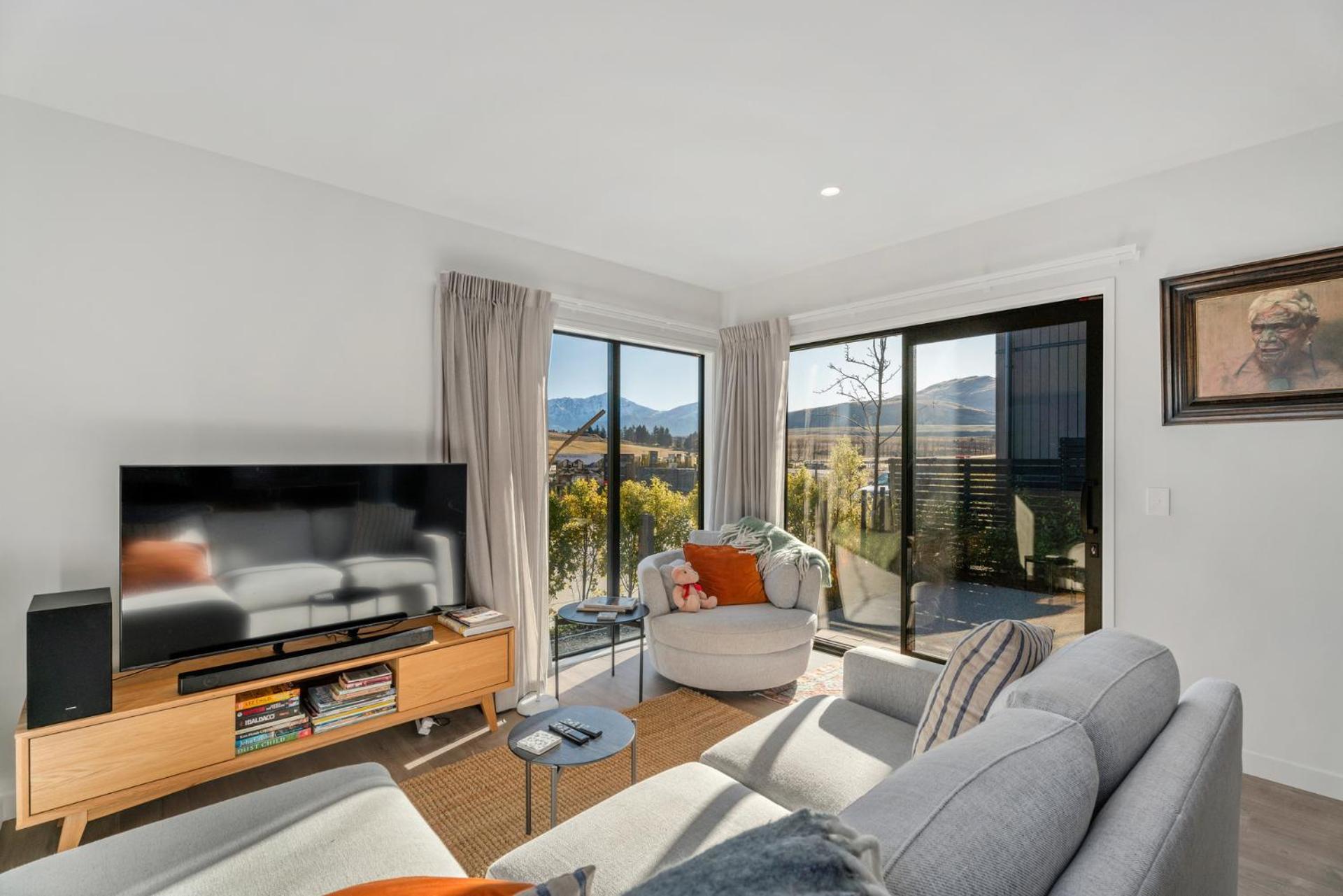 A Remarkable Retreat - Queenstown Holiday Home view 2