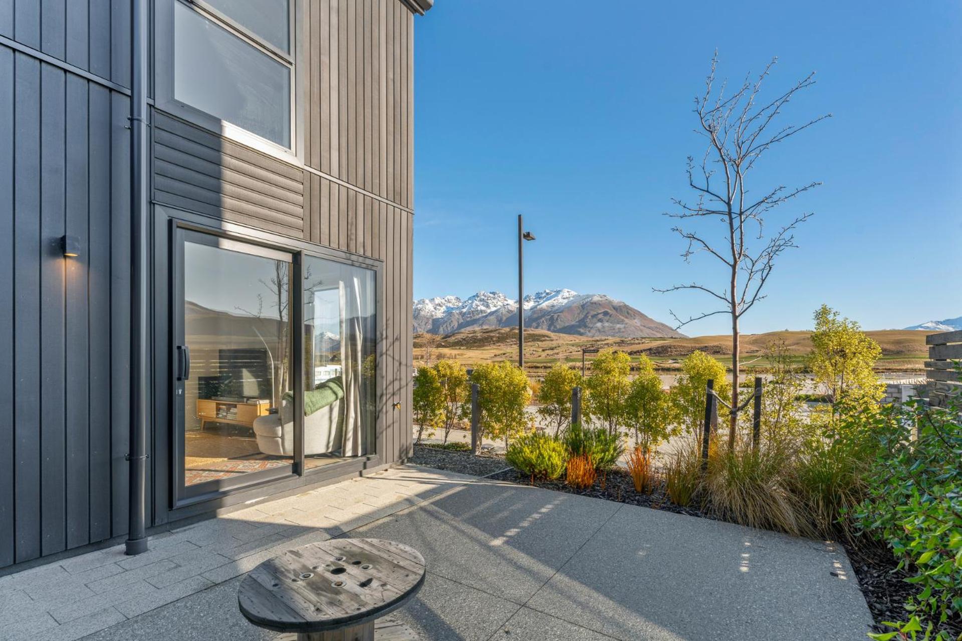 A Remarkable Retreat - Queenstown Holiday Home view 5
