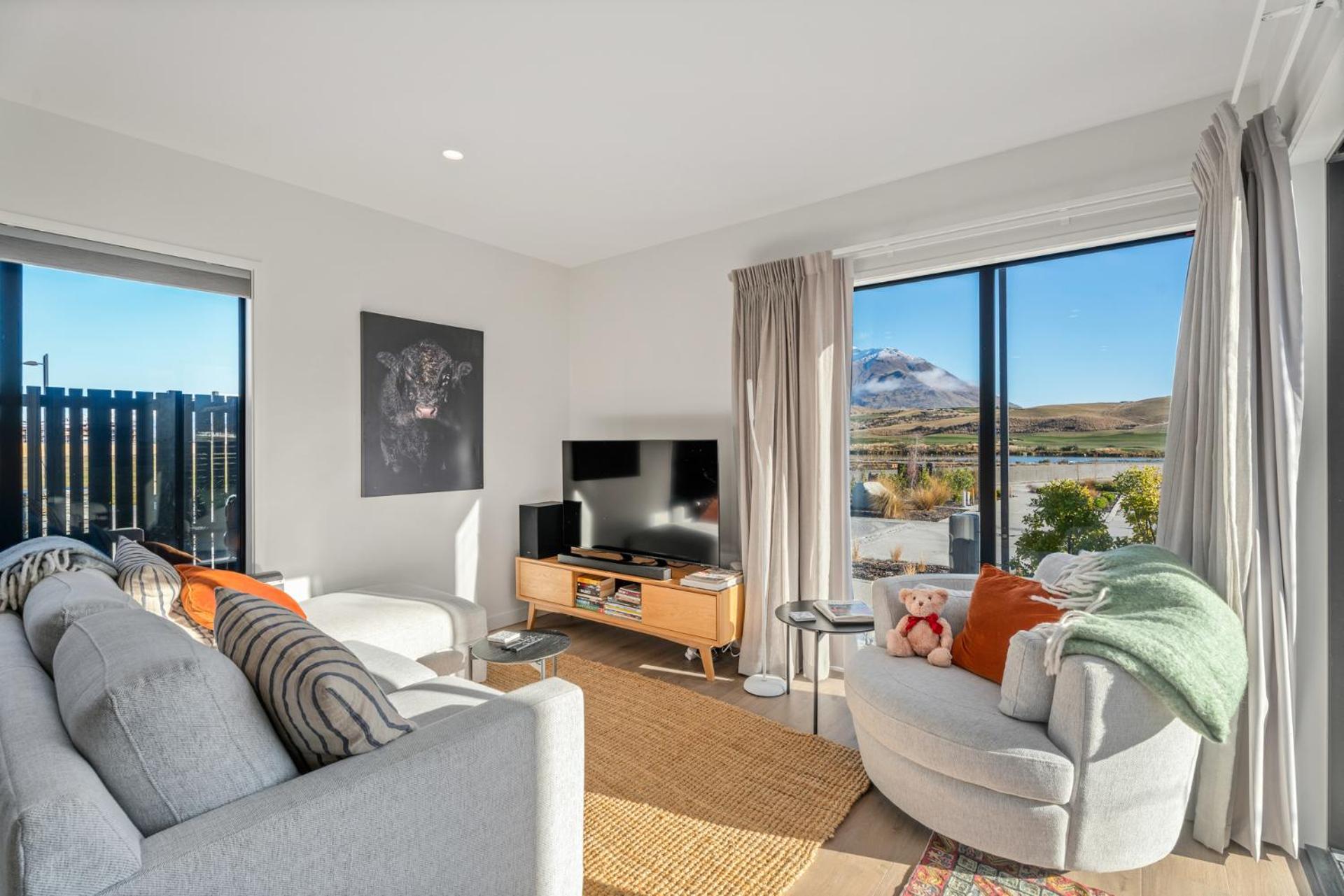 A Remarkable Retreat - Queenstown Holiday Home view 3