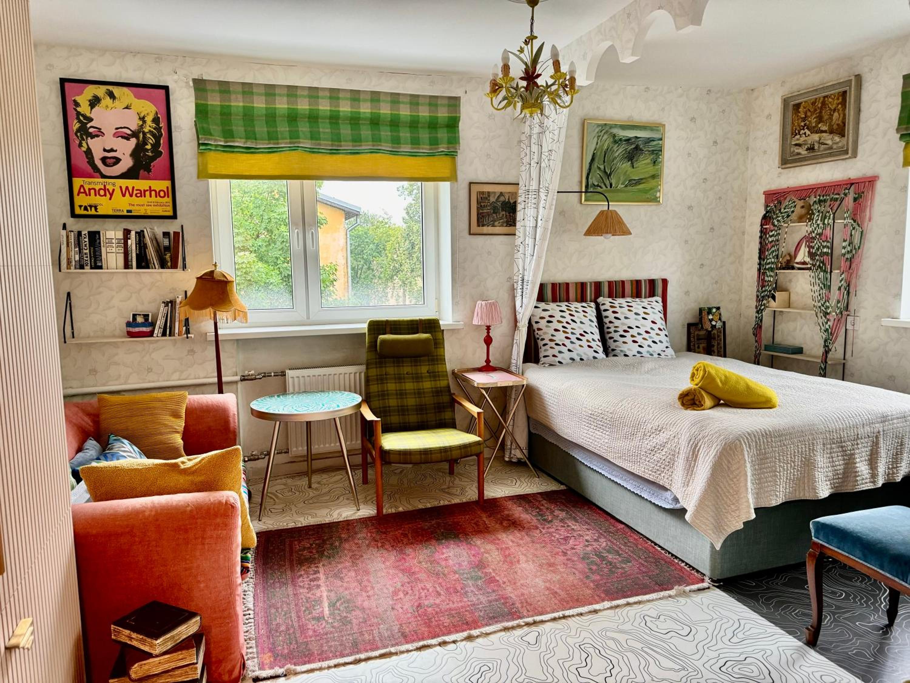 LITTLE LONDON ONE boutique apartment Netflix TV Old Town