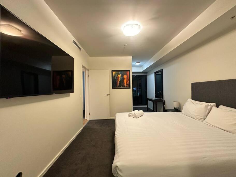 Premium 2-Bedroom Oasis near Yarra River MCEC South Wharf DFO