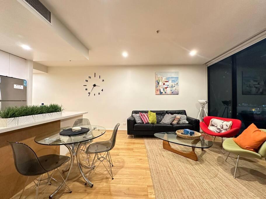 Premium 2-Bedroom Oasis near Yarra River MCEC South Wharf DFO
