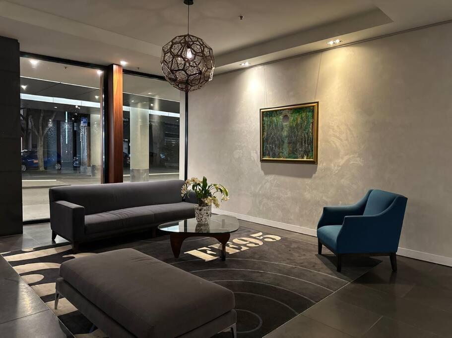 Premium 2-Bedroom Oasis near Yarra River MCEC South Wharf DFO