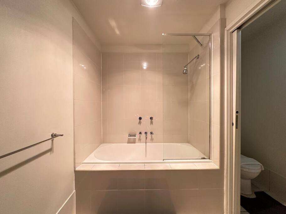 Premium 2-Bedroom Oasis near Yarra River MCEC South Wharf DFO