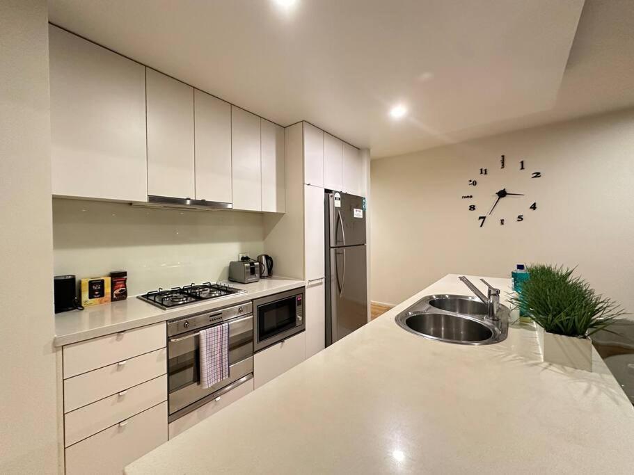 Premium 2-Bedroom Oasis near Yarra River MCEC South Wharf DFO