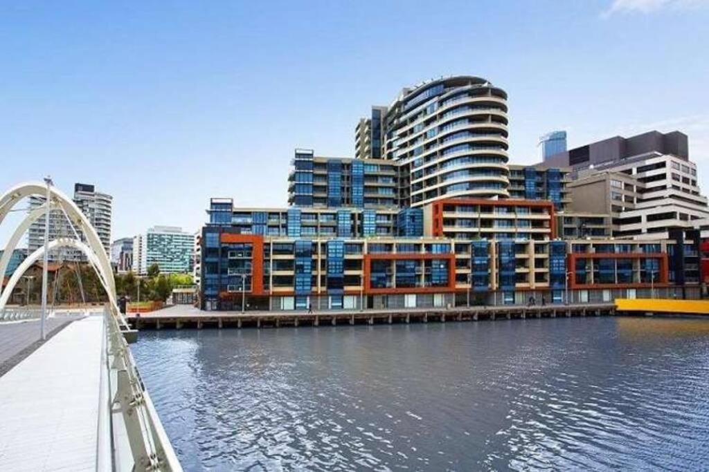 Premium 2-Bedroom Oasis near Yarra River MCEC South Wharf DFO