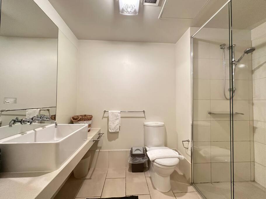 Premium 2-Bedroom Oasis near Yarra River MCEC South Wharf DFO
