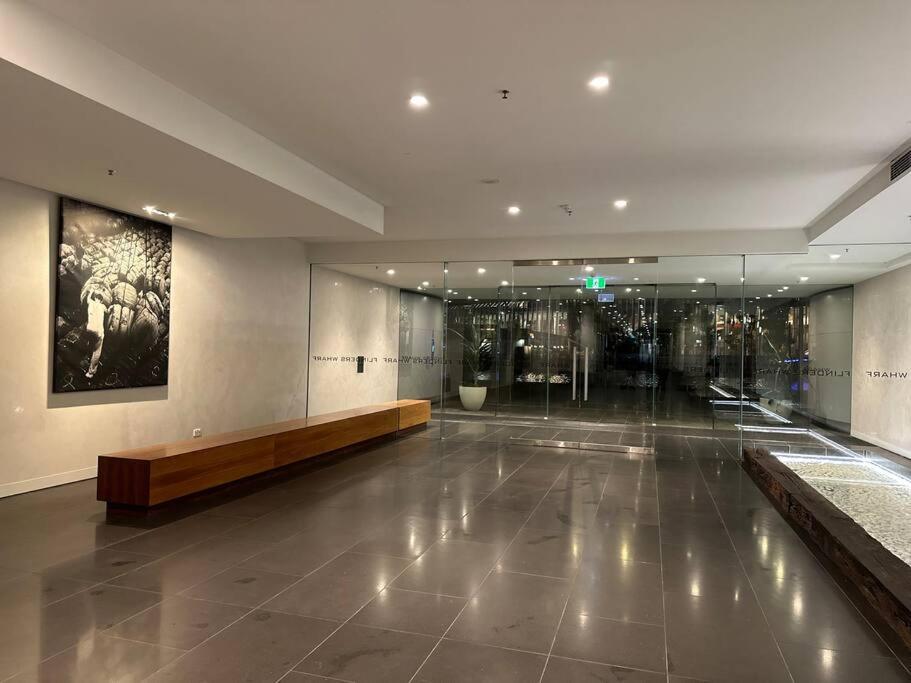 Premium 2-Bedroom Oasis near Yarra River MCEC South Wharf DFO