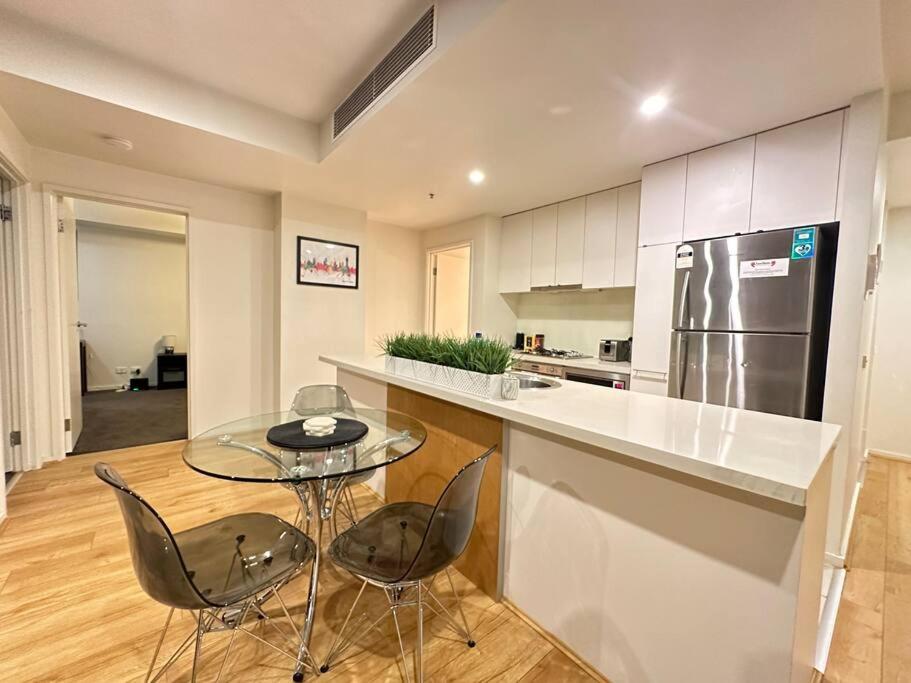 Premium 2-Bedroom Oasis near Yarra River MCEC South Wharf DFO