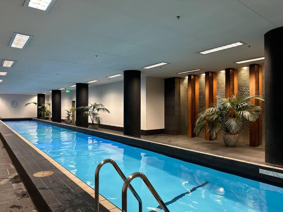 Premium 2-Bedroom Oasis near Yarra River MCEC South Wharf DFO