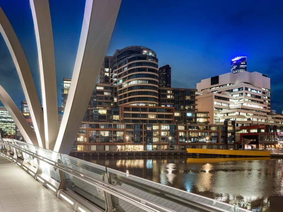 Premium 2-Bedroom Oasis near Yarra River MCEC South Wharf DFO