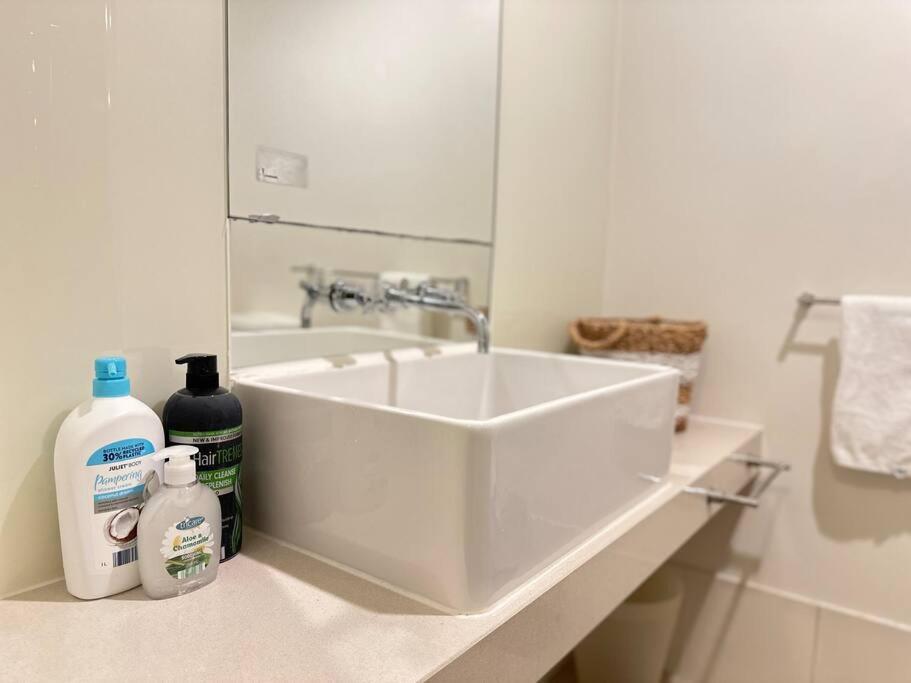Premium 2-Bedroom Oasis near Yarra River MCEC South Wharf DFO