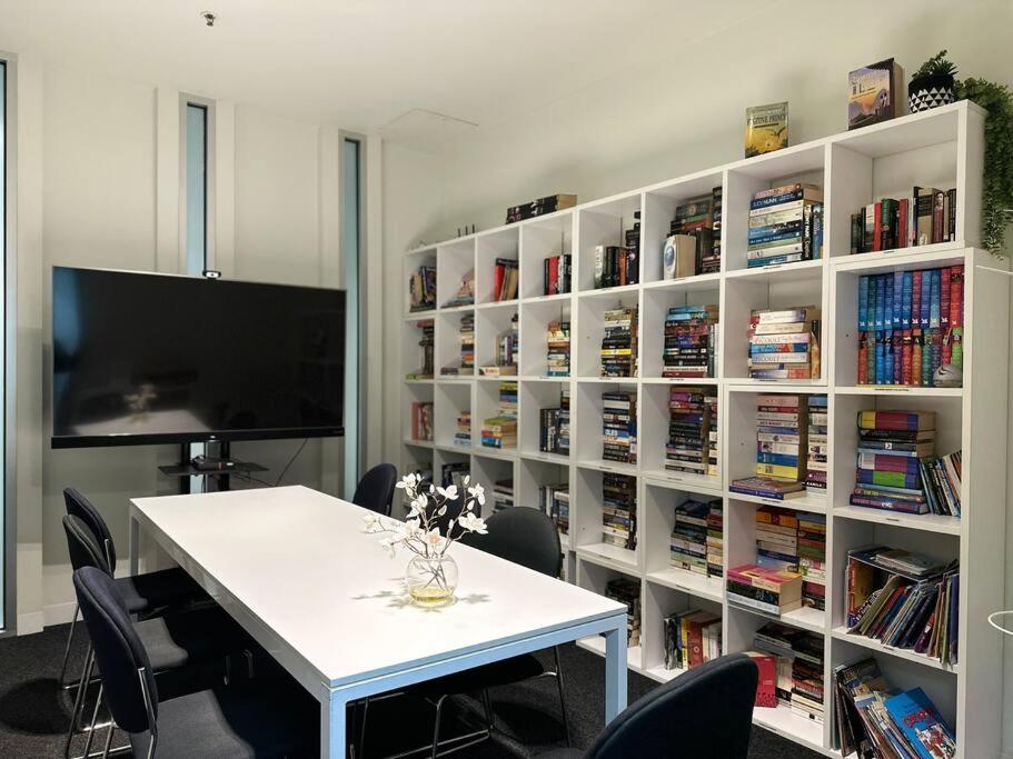 Premium 2-Bedroom Oasis near Yarra River MCEC South Wharf DFO