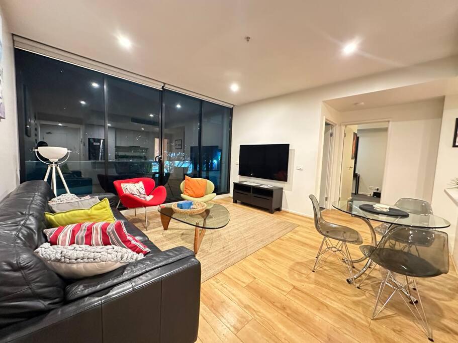 Premium 2-Bedroom Oasis near Yarra River MCEC South Wharf DFO