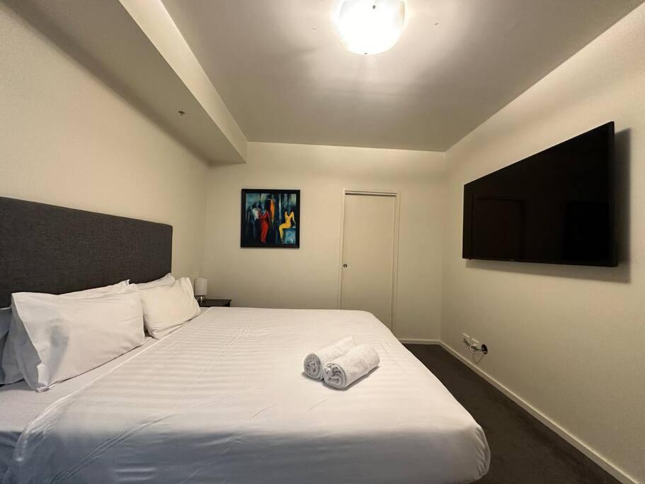 Premium 2-Bedroom Oasis near Yarra River MCEC South Wharf DFO