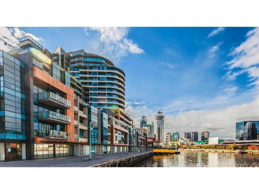 Premium 2-Bedroom Oasis near Yarra River MCEC South Wharf DFO