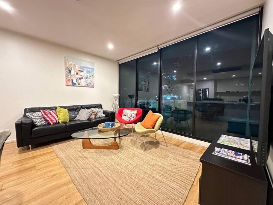 Premium 2-Bedroom Oasis near Yarra River MCEC South Wharf DFO