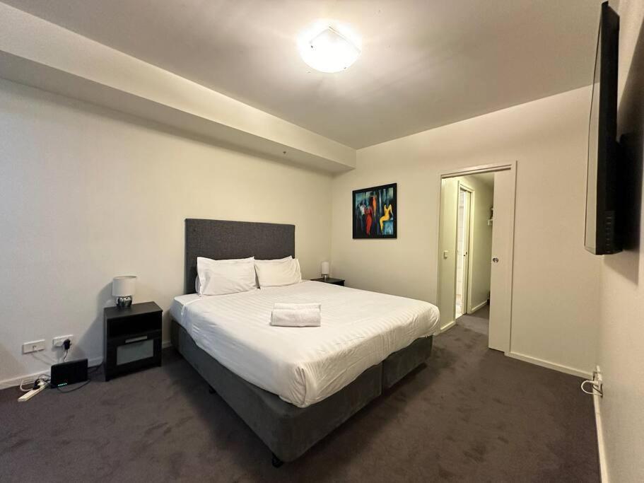 Premium 2-Bedroom Oasis near Yarra River MCEC South Wharf DFO