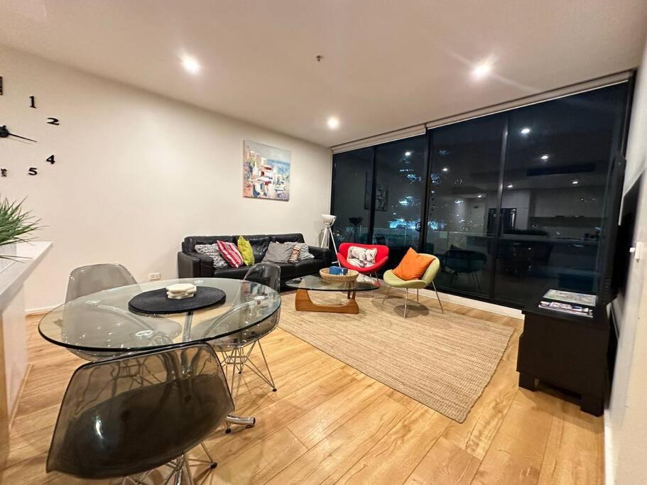 Premium 2-Bedroom Oasis near Yarra River MCEC South Wharf DFO