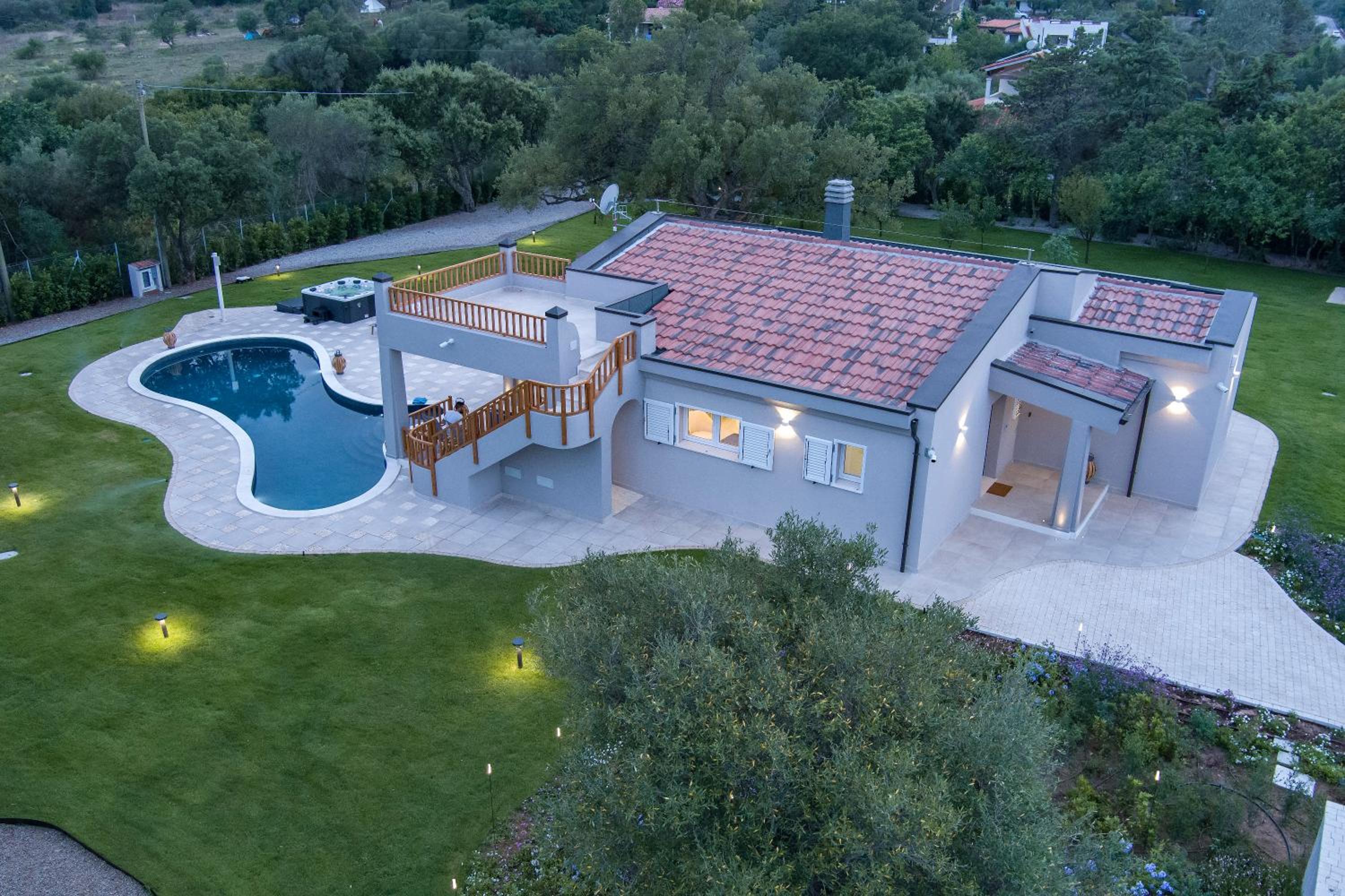 Hotel Villa Goldenroot Real Estate