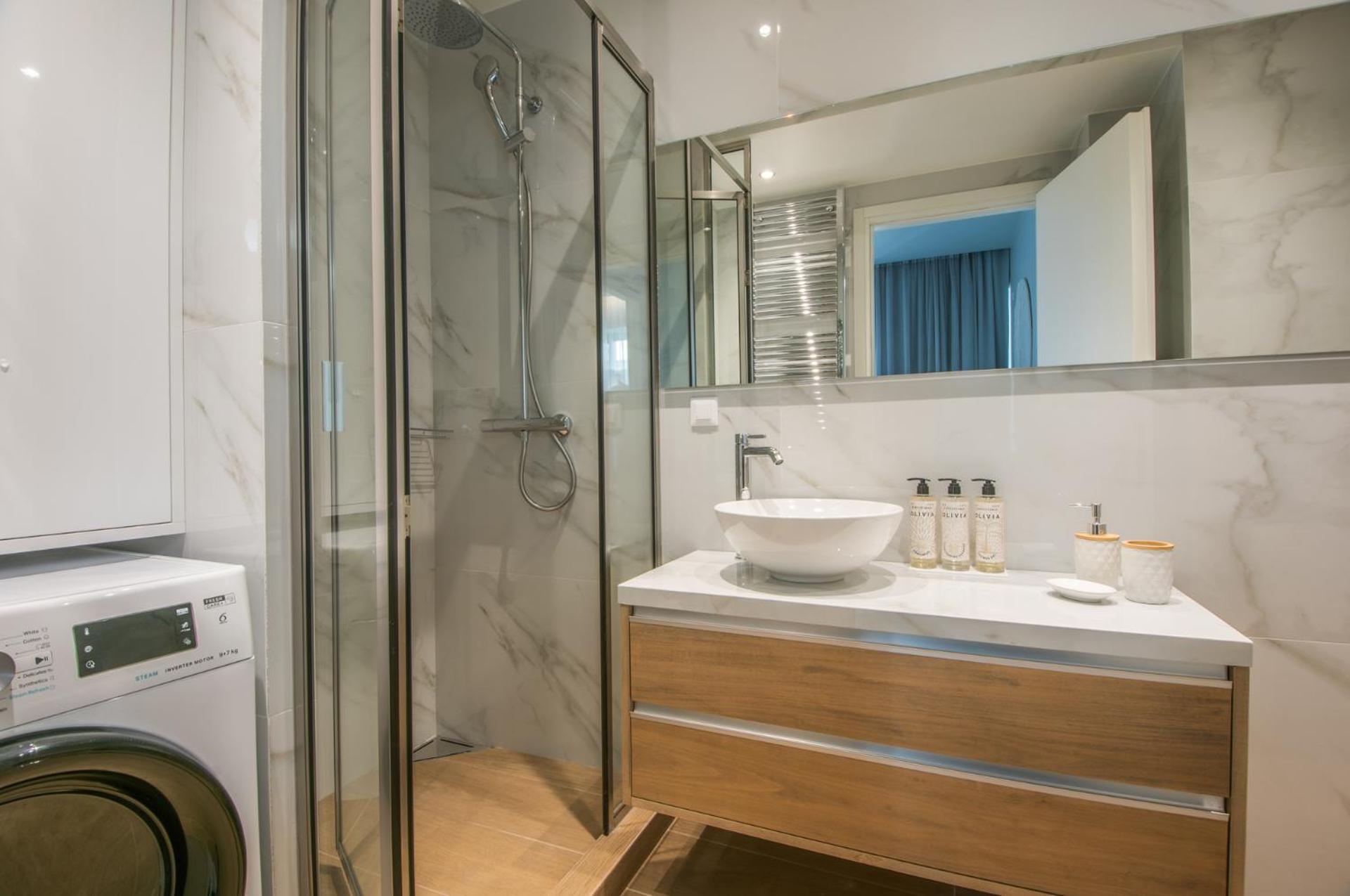 Oikos luxury central apartment