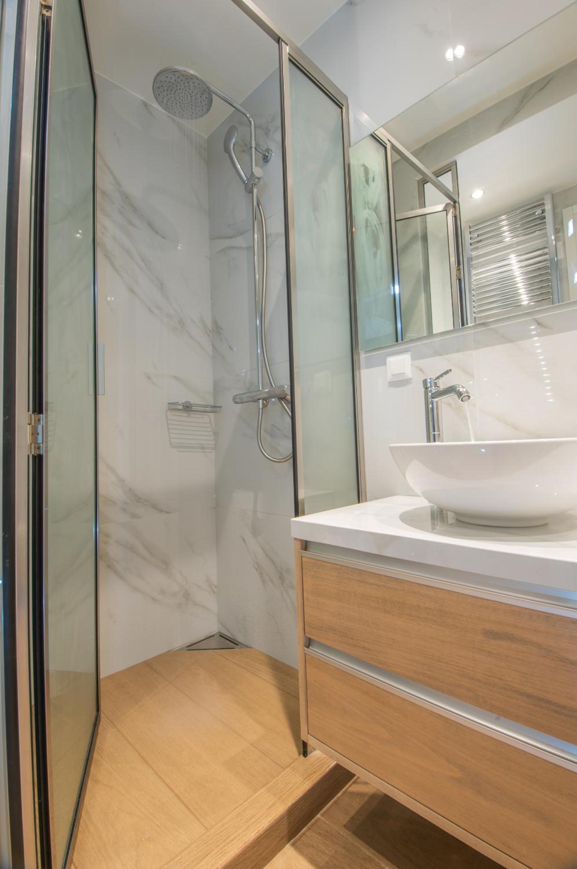 Oikos luxury central apartment