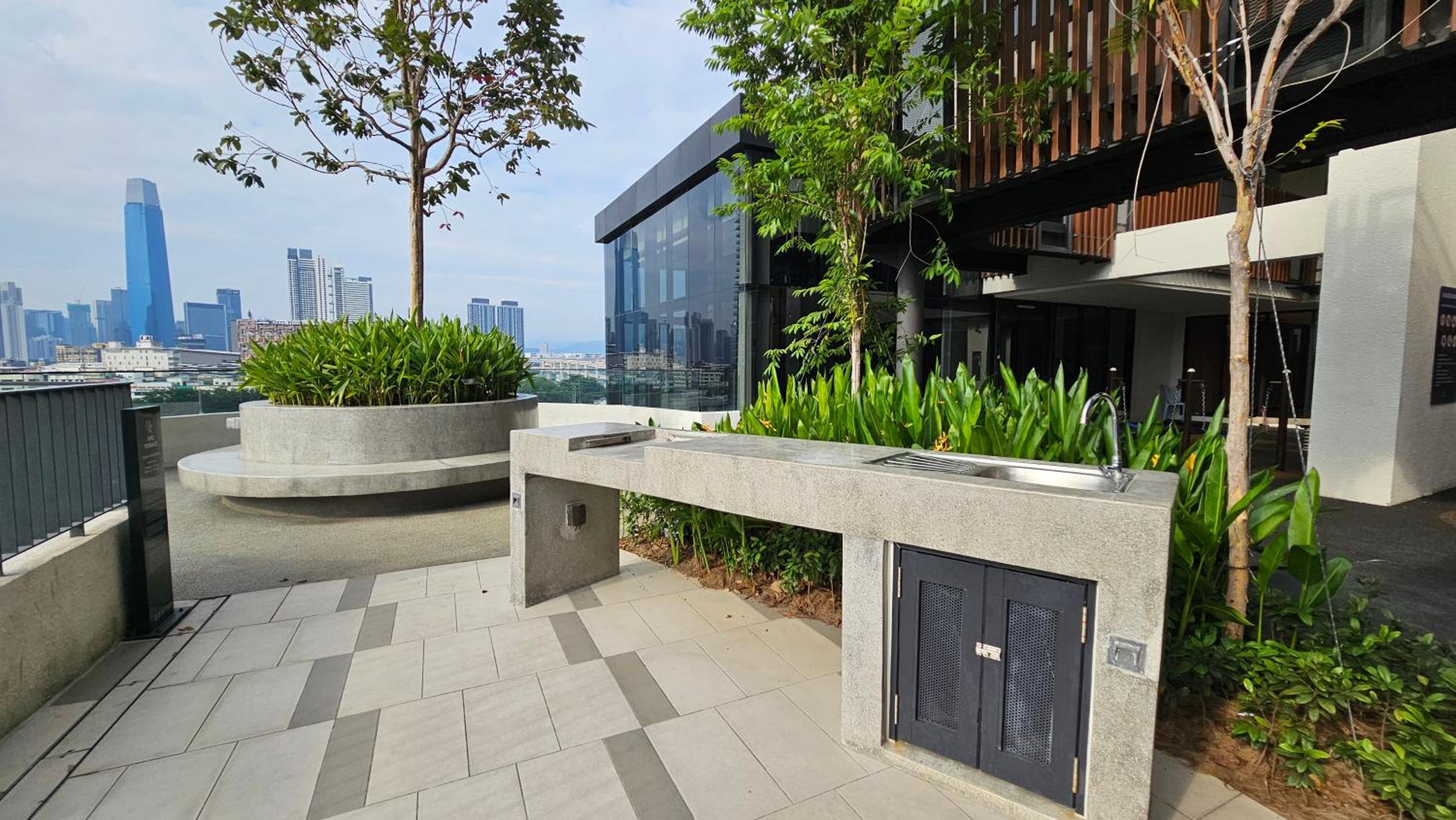 New Trion 2 KL City 5Pax Free shutter bus to MRT LRT