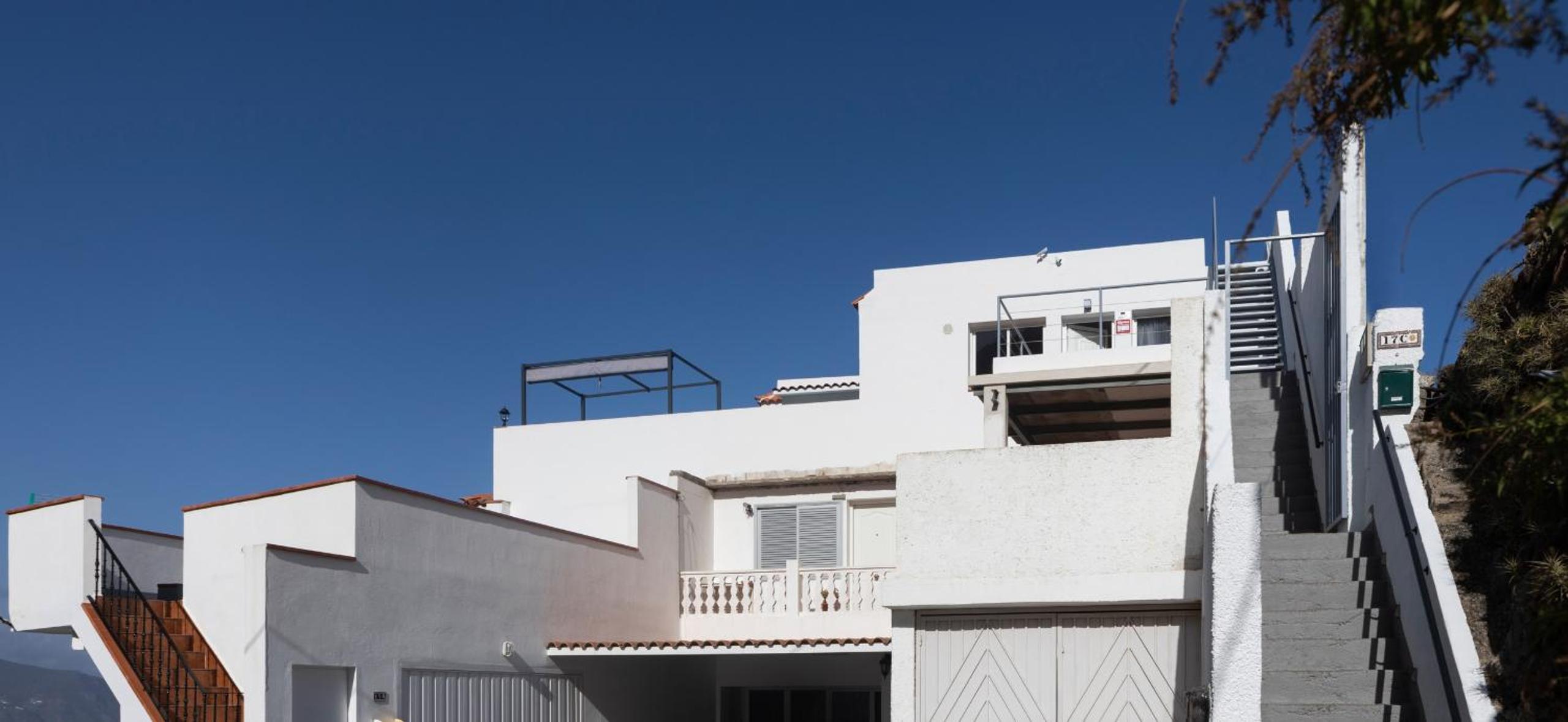 Elegant, Comfortable Penthouse with Scenic Views