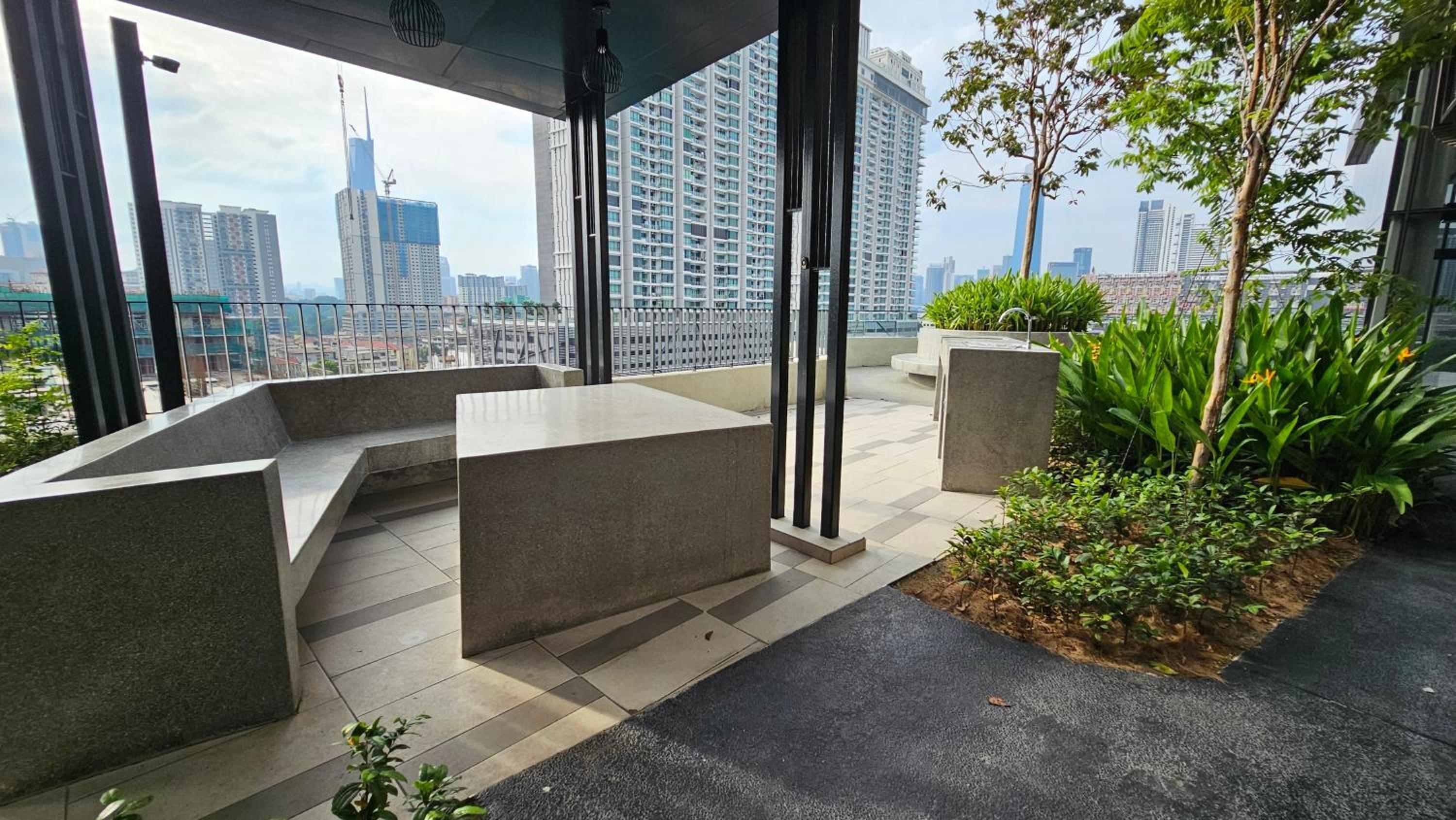 New Trion 2 KL City 5Pax Free shutter bus to MRT LRT