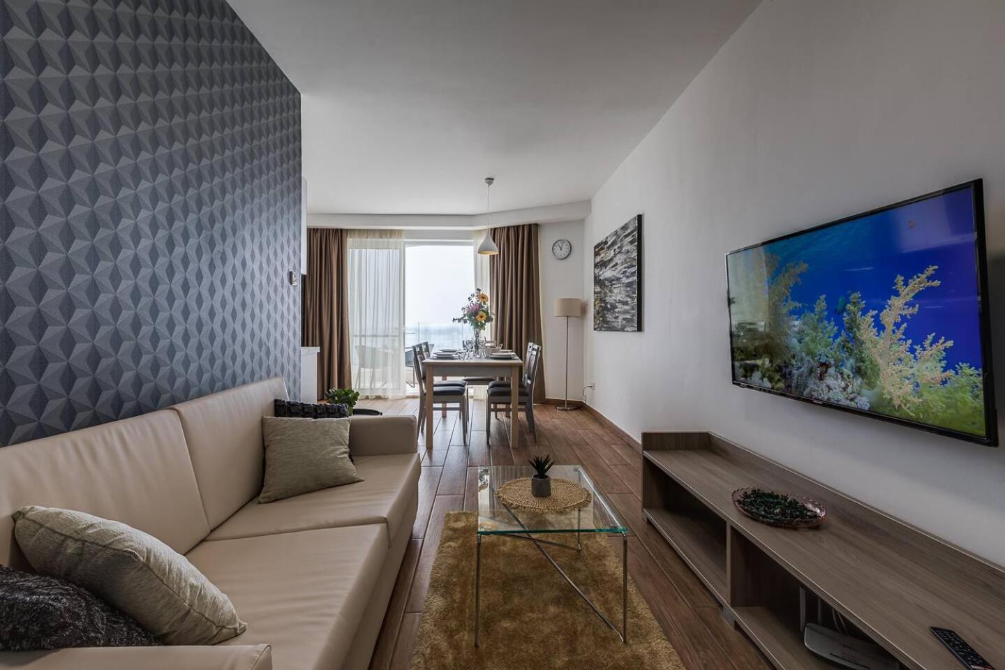 Lovely 1BED Seafront SPB - Flat 4 by Homely photo 2