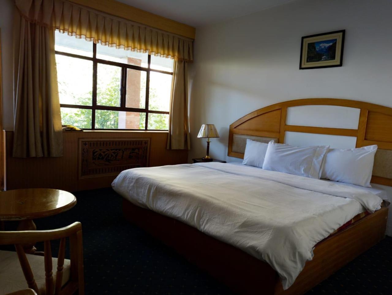 Hunza Marcopolo Inn Gulmit view 4