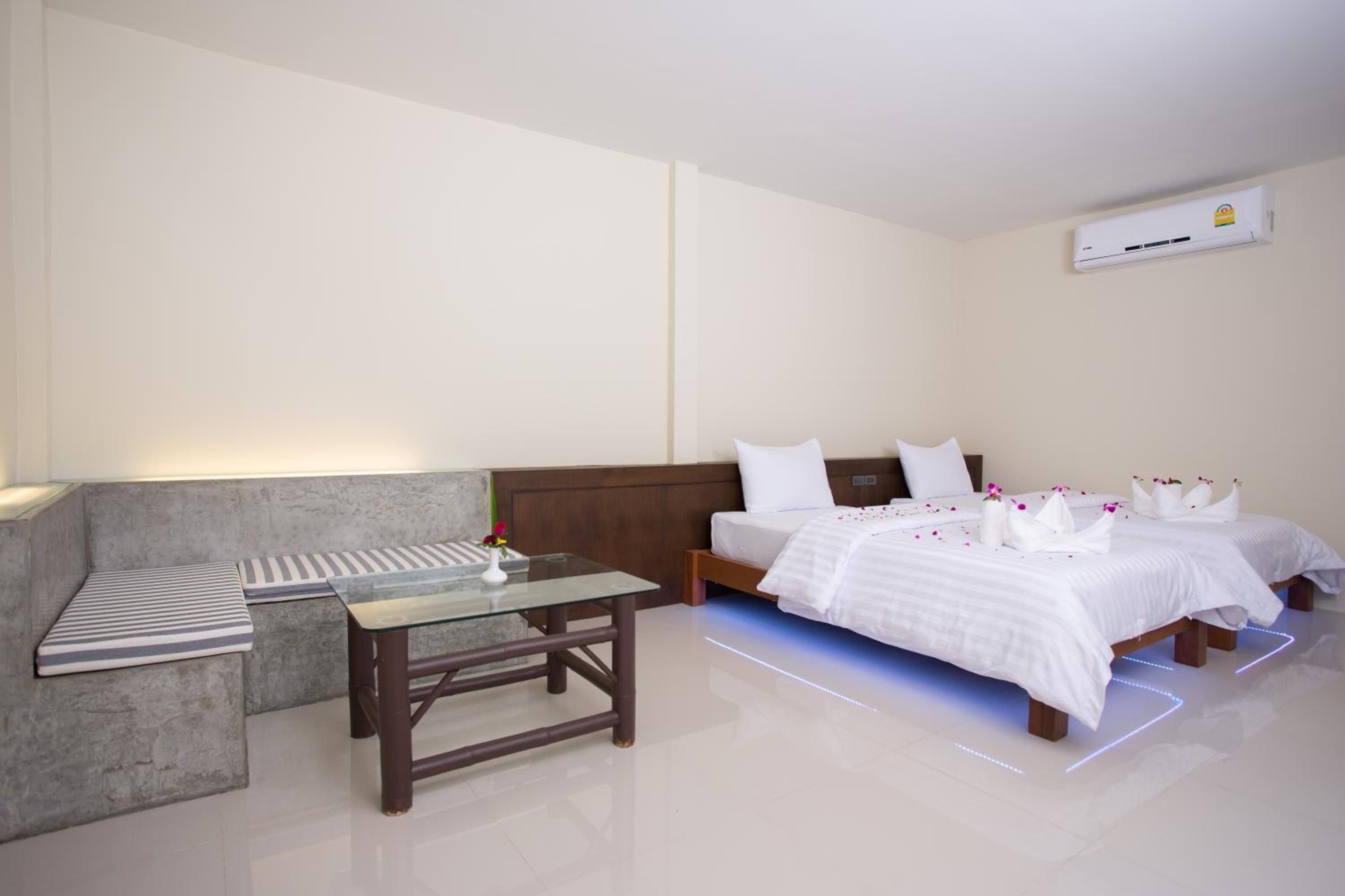 Suksompong Resort