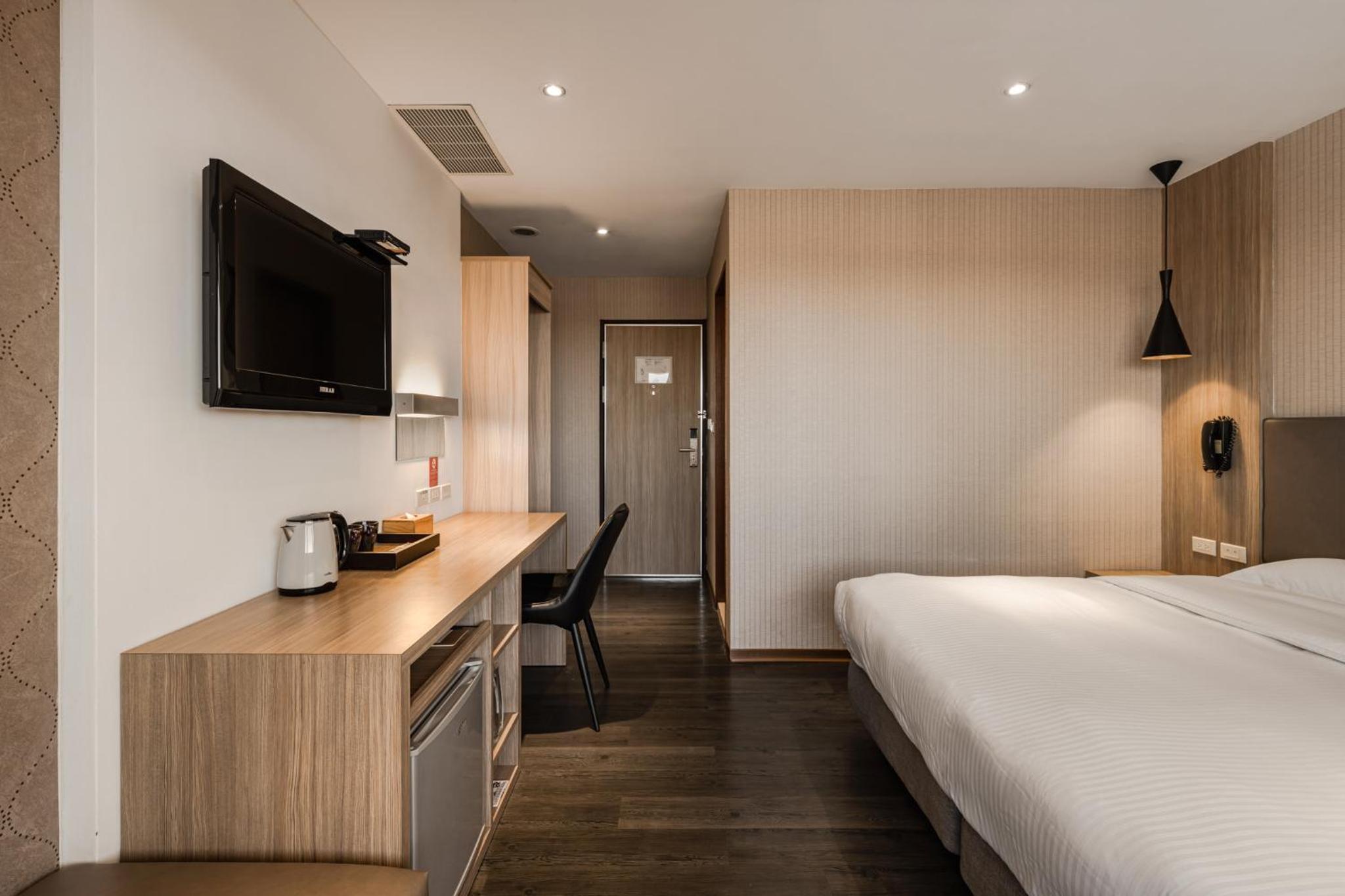 The Riverside Hotel International