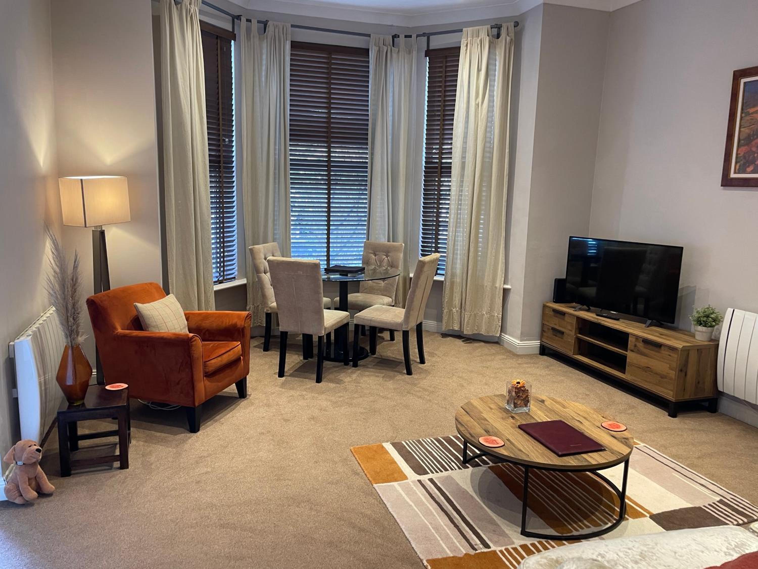 Number 10 service apartment - Danes view 4