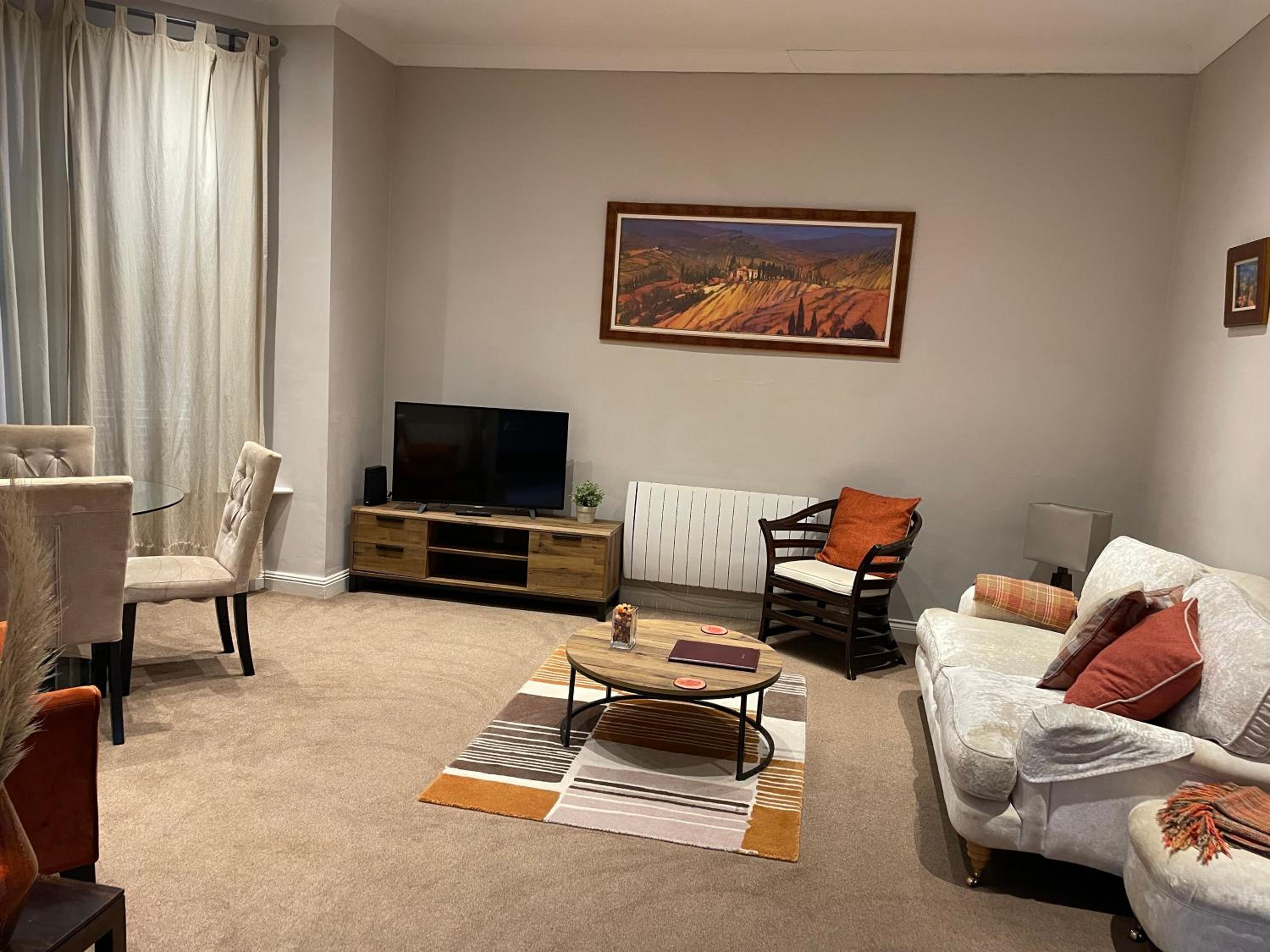 Number 10 service apartment - Danes view 2