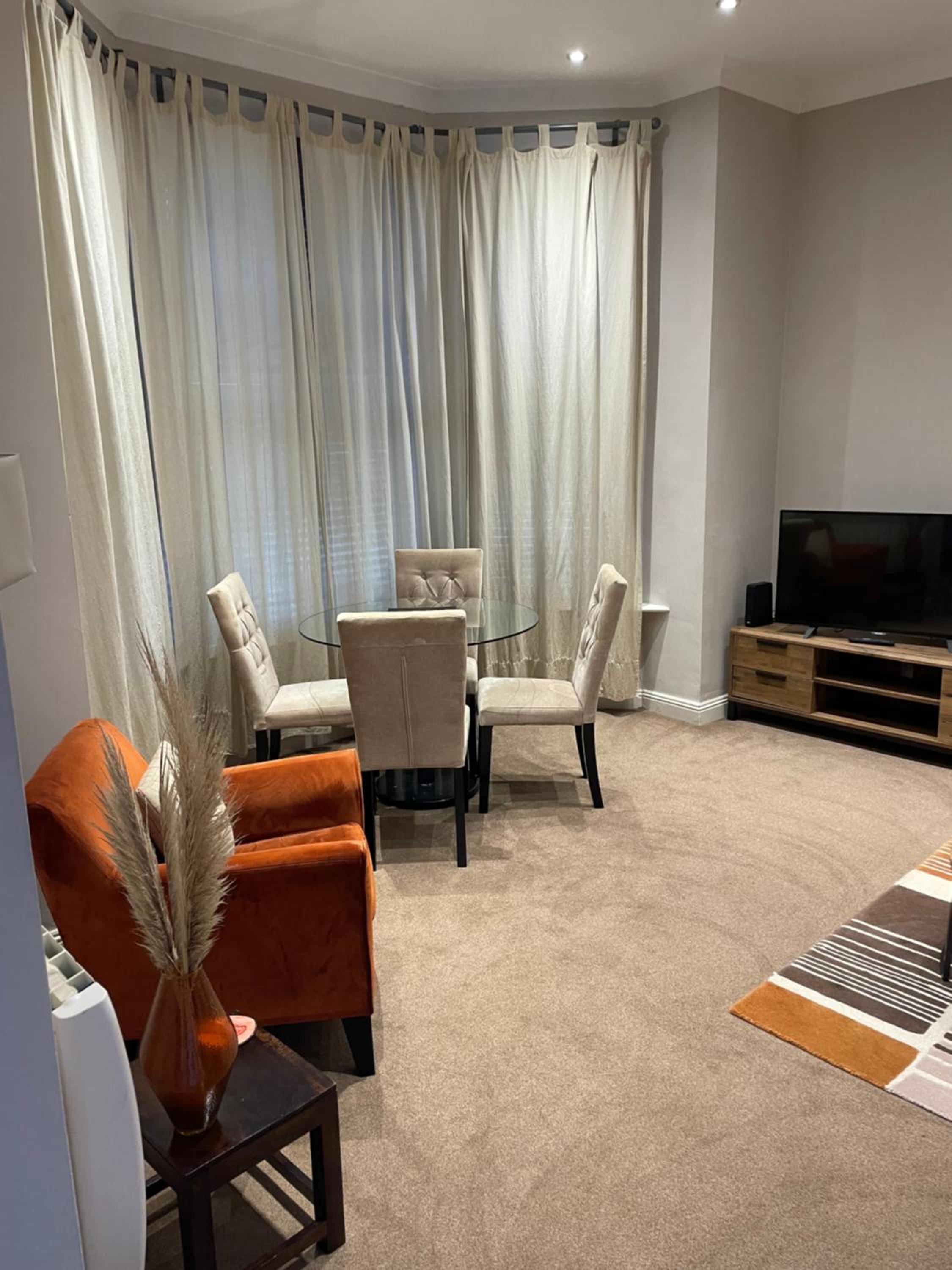 Number 10 service apartment - Danes view 3