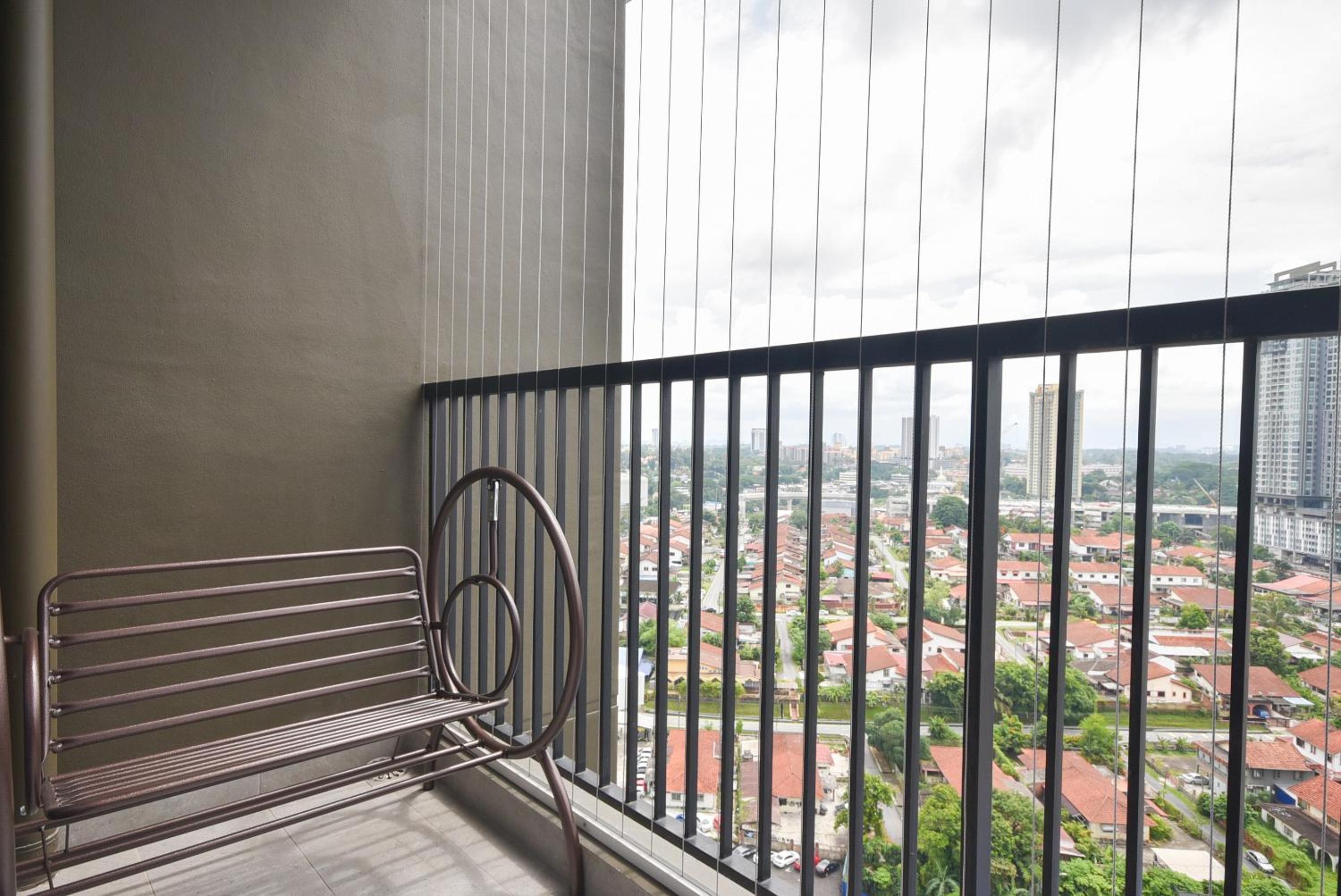 Twin Tower Residence by Nest Home【5 mins walk to CIQ】