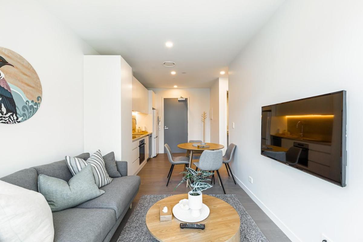 Chic Central Apt with Gym and Pool by Zodiak Stays view 2