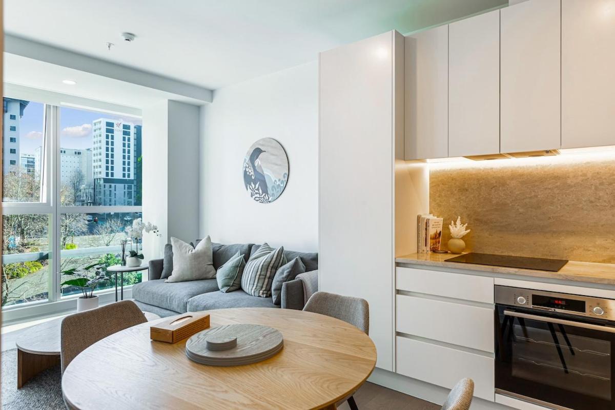 Chic Central Apt with Gym and Pool by Zodiak Stays view 5