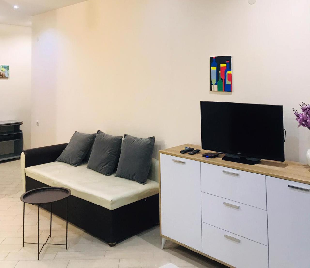 Studio apartment in city center view 2