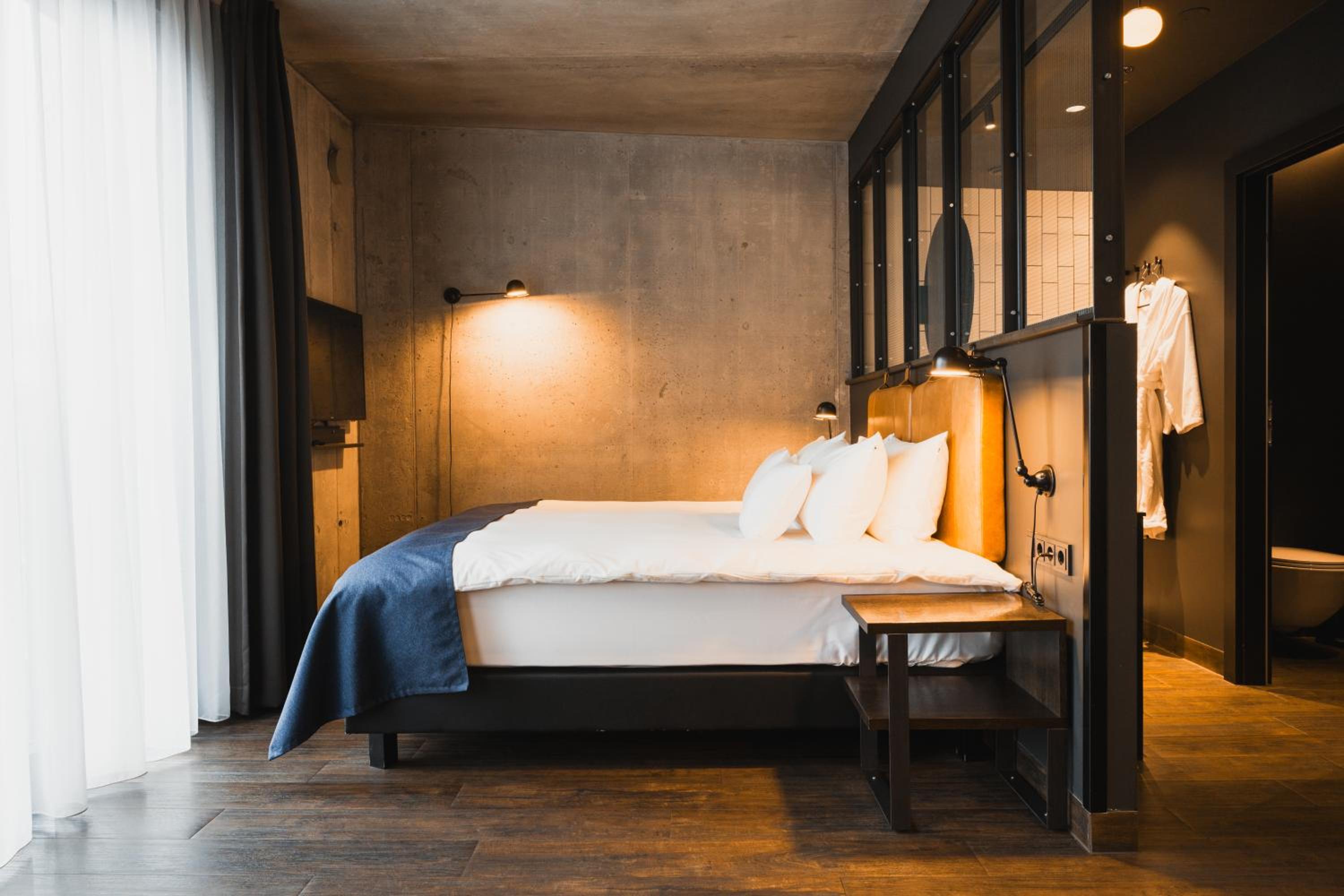 Hotel Exeter Hotel - Image 1