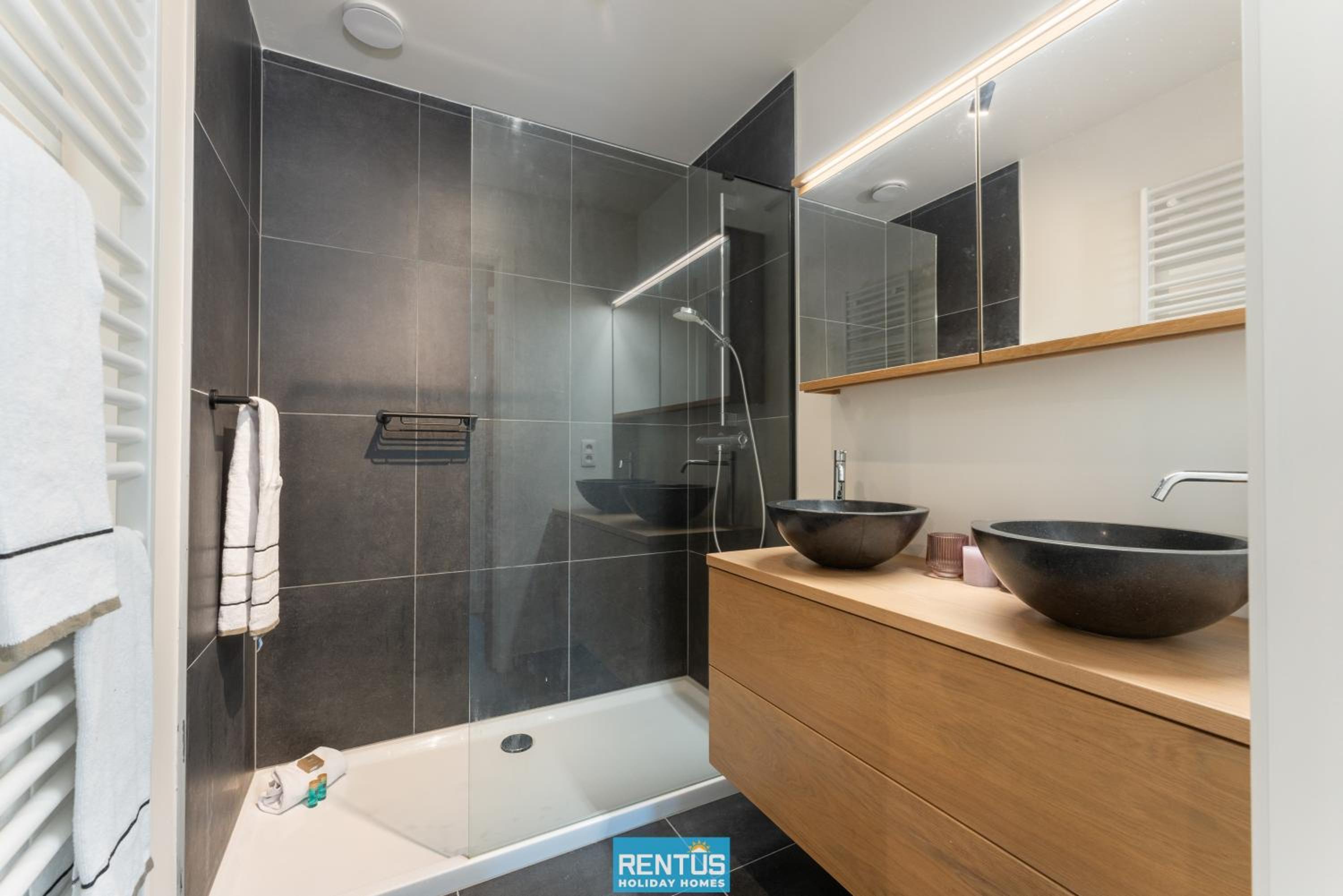 Zwem & Zen - spacious apartment with outdoor pool